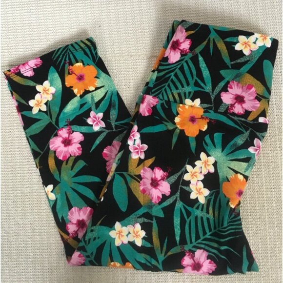 No Boundaries Capri Leggings Size XS Black w Tropical Pink Orange Flowers New - Picture 5 of 14